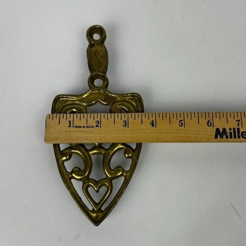 Vtg Cast Iron Gold Three-Legged Shaped Trivet Heart Swirl design Kitchen  Decor